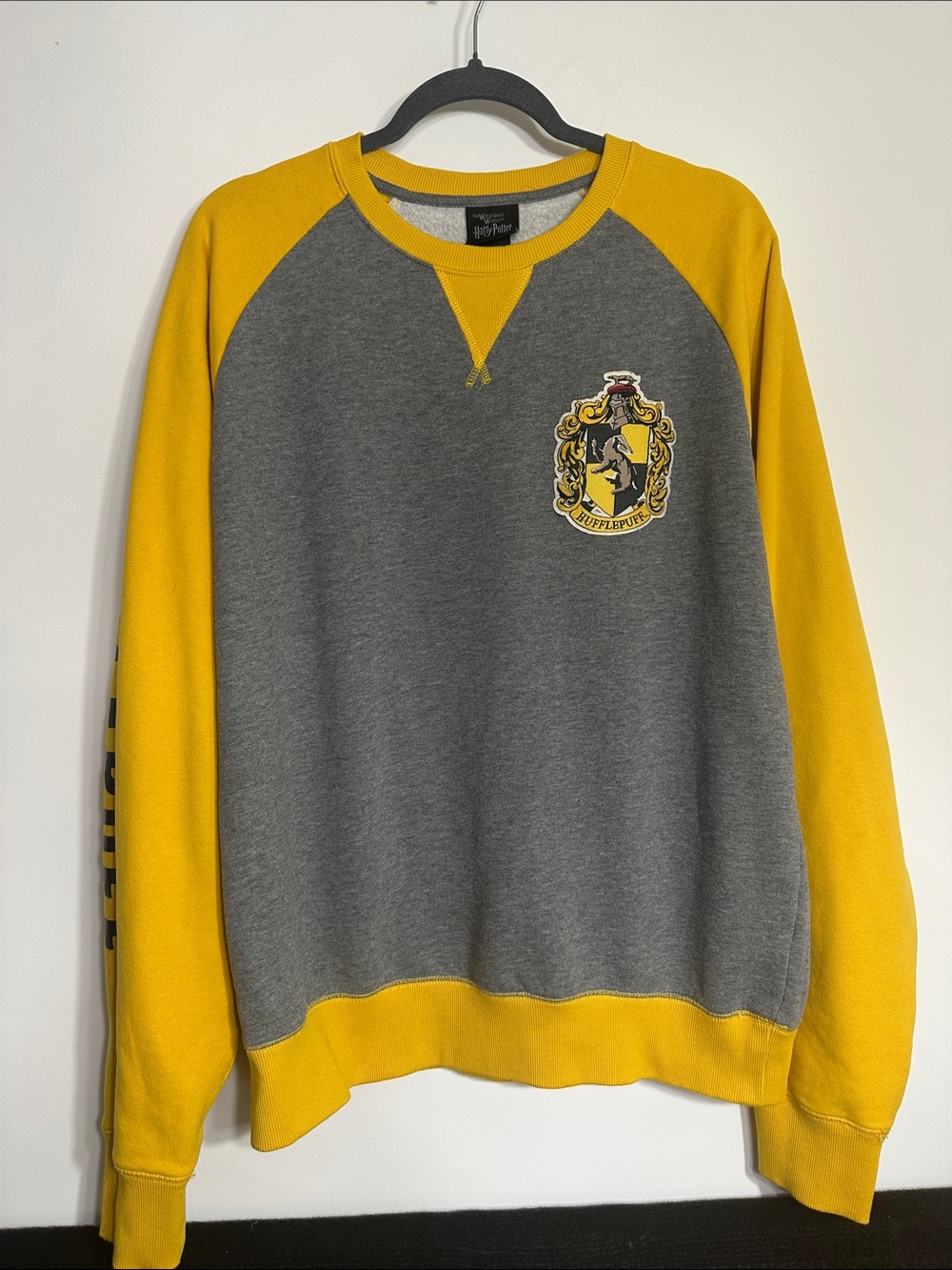 Universal Studios Wizarding World Harry Potter Hufflepuff  sweatshirt unisex XL